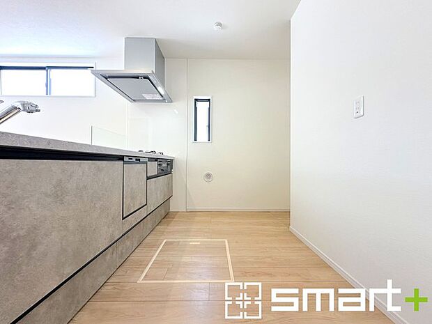 〜人気のカウンターキッチン〜 ・キッチンには余計な柱が無いので、リビングが見渡せ開放感のある造りとなっております。 ・蛇口には浄水器が内蔵されるなど機能面でも優れたキッチンです。