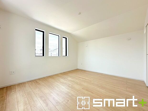 〜収納豊富な洋室〜 ・各居室に備え付けの収納をご用意。タンスなどを置く場合と比べ出っ張らないので部屋の中を有効のご活用いただけます。 ・収納の広さなどぜひ現地でご確認くださいませ。