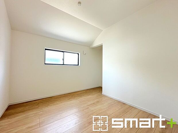 〜2面採光の明るいお部屋〜 ・洋室は2面採光とする事で穏やかな陽の入る明るい空間となっております。 ・くつろぎのプライベート時間を明るい空間で穏やかにお過ごしいただけます。