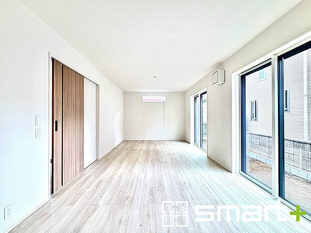 〜穏やかな陽の入るＬＤＫ〜 ・大きな窓のあるＬＤＫは陽当りも良好で明るい空間となっております。 ・ご家族団らんなど過ごす時間の多いＬＤＫが明るいのは嬉しいポイントですね。 