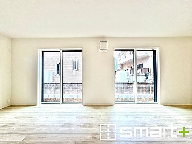 〜余裕の空間が広がるＬＤＫ〜 ・19.2帖あるＬＤＫはご家族団らんのお時間を余裕の広さで演出してくれます。 ・ご内覧の際は家具の配置などもイメージしながらご覧くださいませ。 