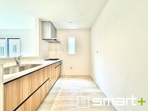 〜使い勝手の良いシステムキッチン〜 ・料理がしやすい設計のキッチンでお料理もはかどりますね。 ・もちろんキッチン下部は収納になっておりますので、フライパンなども収納可能です。 