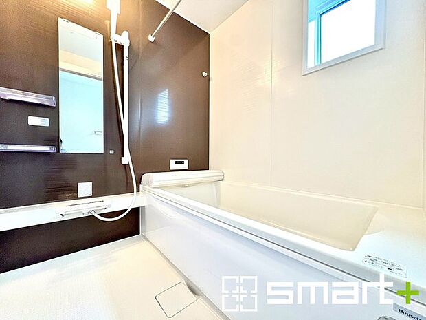 〜浴室乾燥機付きの浴室〜 ・浴室には乾燥機が付いているので雨の日でも洗濯物を干すことが可能です。 ・水はけの良い床材など機能面も充実。マイクロバルなどオプションもご相談くださいませ。 