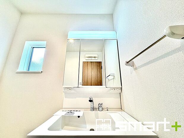 〜人気の三面鏡を採用〜 ・洗面台は三面鏡仕様なので鏡の角度を変える事で頭の後ろの方までご確認可能です。 ・鏡の裏が収納になっておりますので、洗面台周りもスッキリと片付きます。 