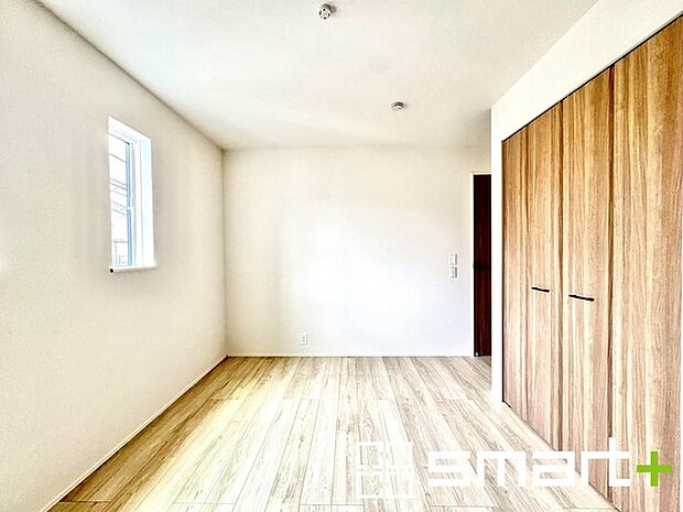 〜収納豊富な洋室〜 ・各居室に備え付けの収納をご用意。タンスなどを置く場合と比べ出っ張らないので部屋の中を有効のご活用いただけます。 ・収納の広さなどぜひ現地でご確認くださいませ。 