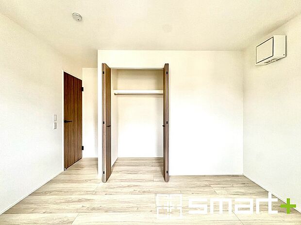 〜オプション施行もお任せください〜 ・フローリングの変色など劣化を軽減し、水をこぼした場合などにも防いでくれるフロアコーテイングが人気となっております。 ・オプション施行もお任せください。 