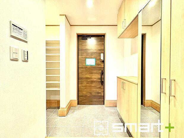 ~シューズインクロークのある玄関~ ・玄関横にシューズインクロークをご用意。 ・追加の靴置きとしてはもちろん、スキー・ゴルフなど趣味の用具の置場としてもご利用いただけます。