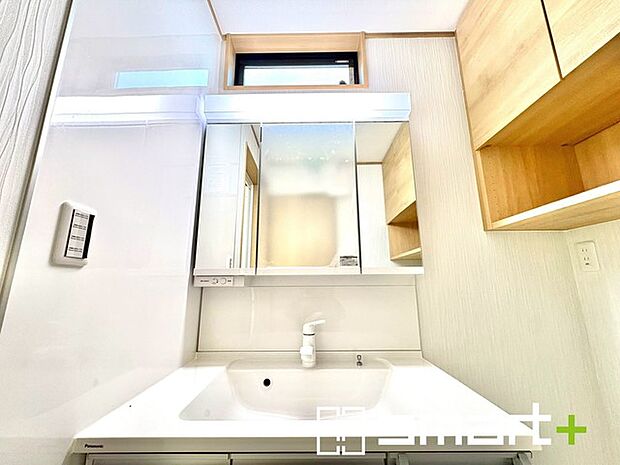 ~人気の三面鏡を採用~ ・洗面台は三面鏡仕様なので鏡の角度を変える事で頭の後ろの方までご確認可能です。 ・鏡の裏が収納になっておりますので、洗面台周りもスッキリと片付きます。