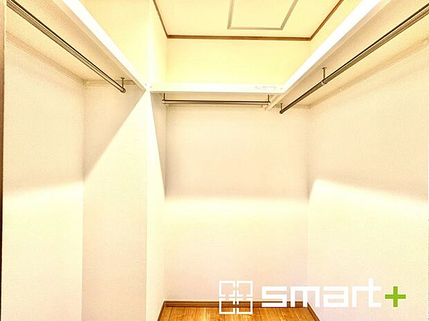 〜憧れのウォークインクローゼット〜 ・居室にウォークインを設ける事で季節ものや趣味の用具などもスッキリと収納可能です。 ・ぜひ現地でその便利さをご体感くださいませ。 