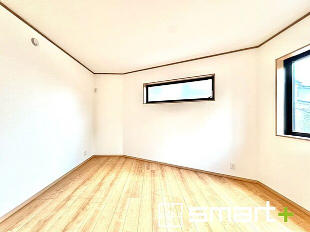 〜自然な風合いの洋室〜 ・ナチュラルな色彩で纏められた洋室は家具のコーディネートもしやすくなっております。 ・どんな家具にするか考えるだけでも楽しくなってきますね。 