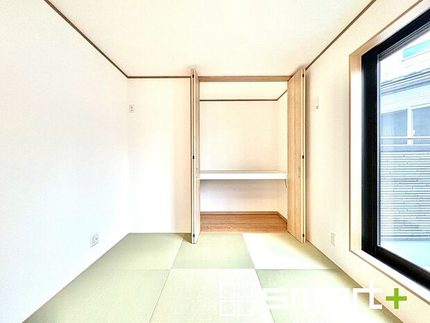 ~「和みの部屋」和室をご用意~ ・ゴロンと寝転がったり、お子様のいるご家庭ではお子様を寝かしつけたり、などご活用いただける和室をご用意。 ・やはり畳の香りは心が落ち着きますね。