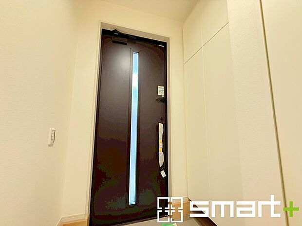 ~十分な容量のシューズボックス~ ・備え付けのシューズボックスは充分な容量を確保。 ・より大型のものへのご変更などご希望の方もお気軽にご相談くださいませ。