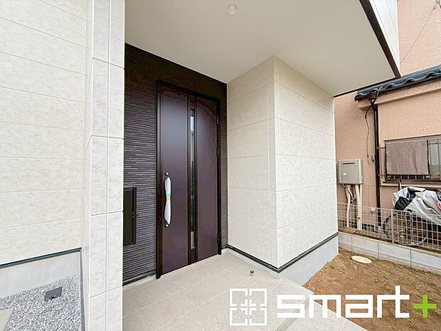 〜お住まいの顔「玄関」〜 ・玄関ドアの上にはもちろん軒がございますので、雨の日でも濡れずに鍵の開閉が可能です。 ・鍵は防犯性に優れたディンプルキーを採用。 