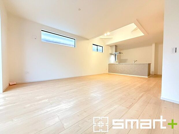 ~余裕の空間が広がるLDK~ ・22帖あるLDKはご家族団らんのお時間を余裕の広さで演出してくれます。 ・ご内覧の際は家具の配置などもイメージしながらご覧くださいませ。