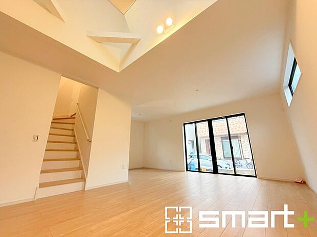 〜リビングイン階段を採用〜 ・リビングイン階段なので2階へ行く際、降りる際に必ずリビングを通る「ご家族の顔が見える」仕様。 ・家族の距離が近づく間取となっております。   