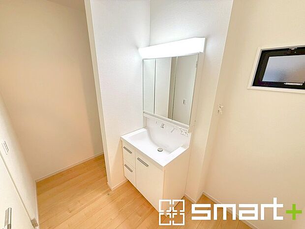 〜収納も充実の洗面所〜 ・洗面所にはリネンスペースを設ける事でタオルや洗剤などの置場にも困りません。 ・意外とリネンスペースがある物件は少ないので、ぜひ現地でその魅力をご確認ください。 