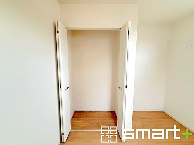 〜憧れのクローゼット〜 ・居室にクローゼットを設ける事で季節ものや趣味の用具などもスッキリと収納可能です。 ・ぜひ現地でその便利さをご体感くださいませ。