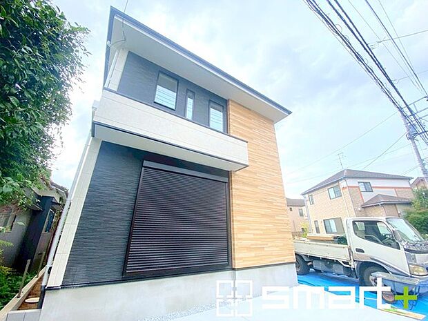 〜閑静な住宅街の立地〜 ・周辺は閑静な住宅街となっておりますので、静かな暮らしをご実現いただけます。 ・前面道路の交通量も多くないので、小さなお子様がいるご家庭でもご安心ですね。