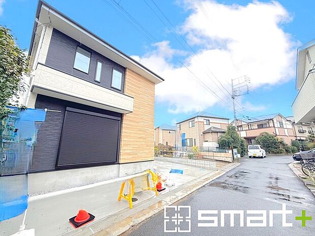 〜十分な広さのある前面道路〜 ・前面道路は約4ｍございますので、お車でのすれ違いも可能で余計なストレスがかかりません。 ・日々お車での移動が多い方には大切なポイントですね。 