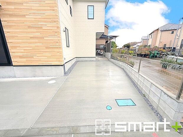 ~駐車場は2台分ご用意~ ・駐車場は2台分ございますので、車通勤の方や複数台お持ちの方にもお勧めのお住まいです。 ・カーポートなどのオプションもお気軽にご相談くださいませ。