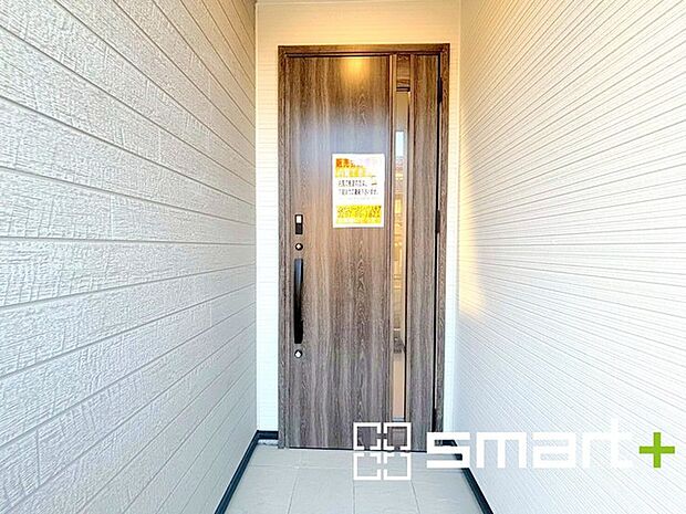 〜お住まいの顔「玄関」〜 ・玄関ドアの上にはもちろん軒がございますので、雨の日でも濡れずに鍵の開閉が可能です。 ・鍵は防犯性に優れたディンプルキーを採用。 