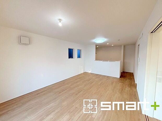 ・穏やかな陽だまりに包まれる居心地の良いLDKは、ご家族が自然と集まる憩いのスペースに。 ・柔らかみのあるナチュラルカラーで、家具やカーテンの色も選びやすいです。