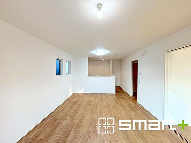 〜家族団らんにピッタリの広々リビング〜 ・自然の光が降り注ぐ明るいLDKは家族団らんにピッタリ。 ・隣接の洋室を続き間として利用すれば21帖超の広々空間になります。 