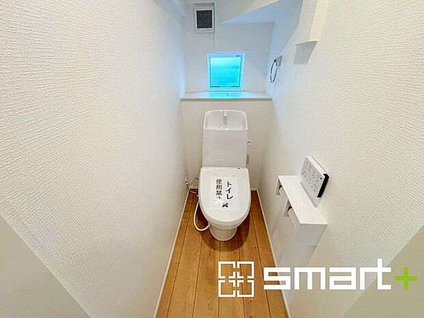 〜小窓付きの明るいトイレ〜 ・使用後や掃除の際には新鮮な空気を取り込み換気ができます。 ・背面のスペースにちょっとした棚を設置すれば、トイレットペーパーのストックなども置けますね。 