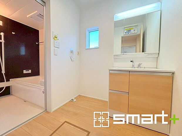 ~シャワー付き洗面台を採用~ ・洗面台の蛇口がホースで伸びシャワーとしてご利用可能。 ・朝の寝ぐせ直しなどにシャワーを使いたい時、洗面台の掃除をする際にも便利にお使いいただけますよ。