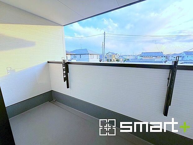 ~屋根付きのバルコニー~ ・バルコニーは屋根付きなので急な雨でも安心です。 ・奥行きもあるので洗濯物が干しやすいのも嬉しいポイントですね。