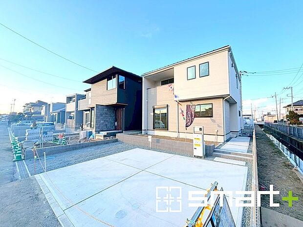 ~カースペース2台分~ ・セカンドカーや来客時にも困らないカースペース2台分。物置や駐輪スペースなどにも利用できますね。 ・カーポートなどのオプションもお気軽にご相談くださいませ。