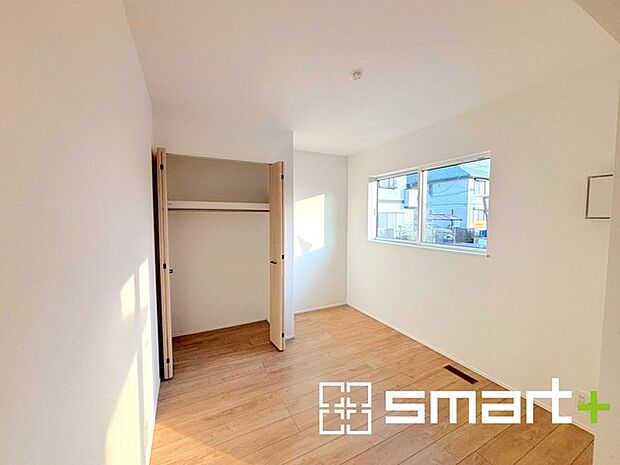 〜リビング横の洋室〜 ・リビング横には開放感をプラスしてくれる洋室。収納スペース付きで寝室にもお使いいただけます。 ・お子様のプレイルームやお昼寝、趣味のお部屋など、用途様々ですね。 