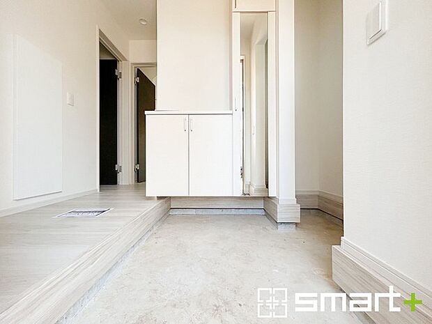 〜土間収納のある玄関〜 ・玄関横に土間収納をご用意。ベビーカーやゴルフバッグ、お子様のスポーツ用品など収納可能です。 ・備え付けのシューズボックスはミラー付なので身支度チェックに大活躍。