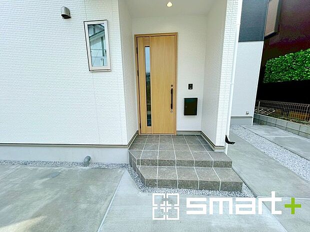 ~お住まいの顔「玄関」~ ・玄関ドアの上にはもちろん軒がございますので、雨の日でも濡れずに鍵の開閉が可能です。 ・鍵は防犯性に優れたディンプルキーを採用。