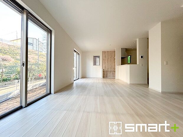 ~余裕の空間が広がるLDK~ ・20.1帖あるLDKはご家族団らんのお時間を余裕の広さで演出してくれます。 ・ご内覧の際は家具の配置などもイメージしながらご覧くださいませ。