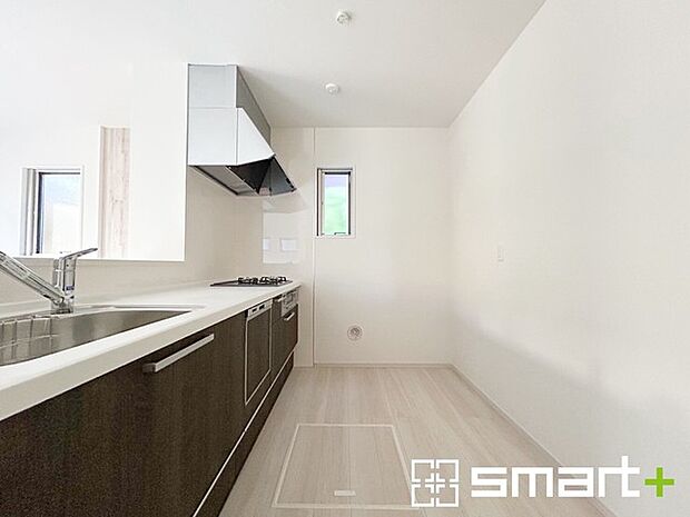 〜使い勝手の良いシステムキッチン〜 ・料理がしやすい設計のキッチンでお料理もはかどりますね。 ・もちろんキッチン下部は収納になっておりますので、フライパンなども収納可能です。 