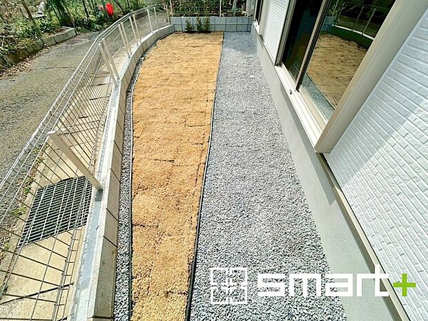 ~お庭もある余裕の敷地~ ・広々した敷地にはお庭もご用意。お庭があるだけで余裕を感じますね。 ・防草シートや人工芝の敷設などのオプションもお気軽にご相談くださいませ。