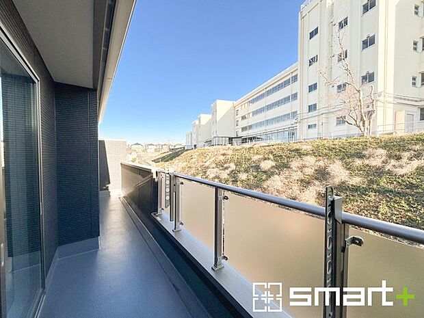 ~洗濯物も干しやすいバルコニー~ ・陽当たり良好な南側のバルコニーは2部屋から出入りができて毎日のお洗濯も快適。 ・テラス屋根等のオプションもお気軽にご相談くださいませ。