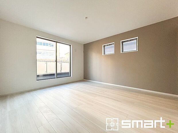 ~バルコニーに面した洋室~ ・バルコニー側の大きな窓から穏やかな陽が差し込む明るい洋室。 ・ゆとりある広さなので、ご夫婦やご兄弟でもゆったりとお過ごしいただけます。