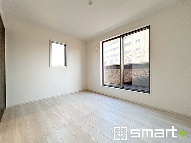 〜明るく暖かな光が差し込む洋室〜 ・大きな窓からたっぷりの光が舞い込み、お部屋全体を優しく包み込んでくれます。 ・大容量の収納スペースで整理整頓しやすく、生活空間が広がりますね。 