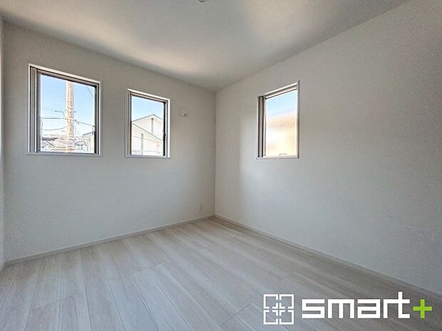 〜2面採光の明るいお部屋〜 ・洋室は2面採光とする事で穏やかな陽の入る明るい空間となっております。 ・くつろぎのプライベート時間を明るい空間で穏やかにお過ごしいただけます。 