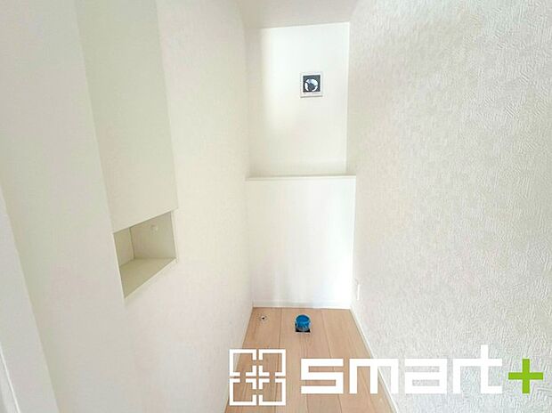 〜埋め込み式の収納〜 ・トイレットペーパーを収納できる埋め込み式のトイレ収納。 ・床に置かなくて済むので掃除も楽々です。 