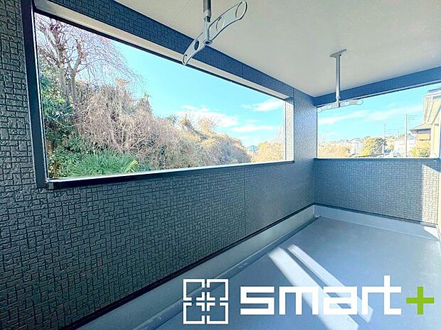 〜屋根付きのバルコニー〜 ・バルコニーは屋根付きなので急な雨でも安心です。 ・奥行きもあるので洗濯物が干しやすいのも嬉しいポイントですね。 