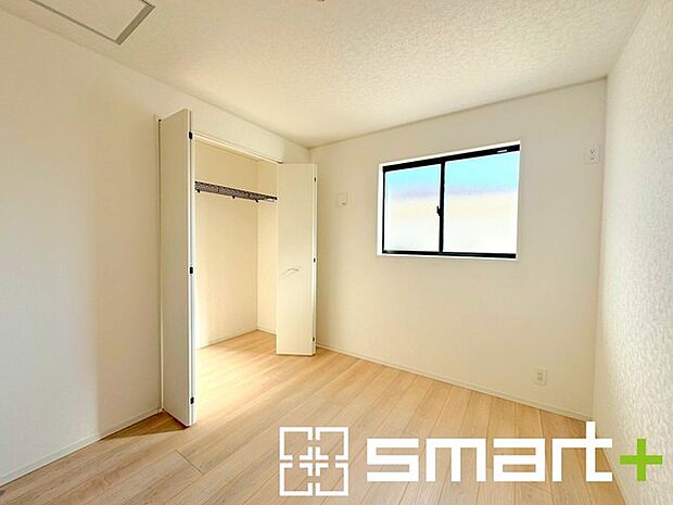 〜収納豊富な洋室〜 ・各居室に備え付けの収納をご用意。タンスなどを置く場合と比べ出っ張らないので部屋の中を有効のご活用いただけます。 ・収納の広さなどぜひ現地でご確認くださいませ。 