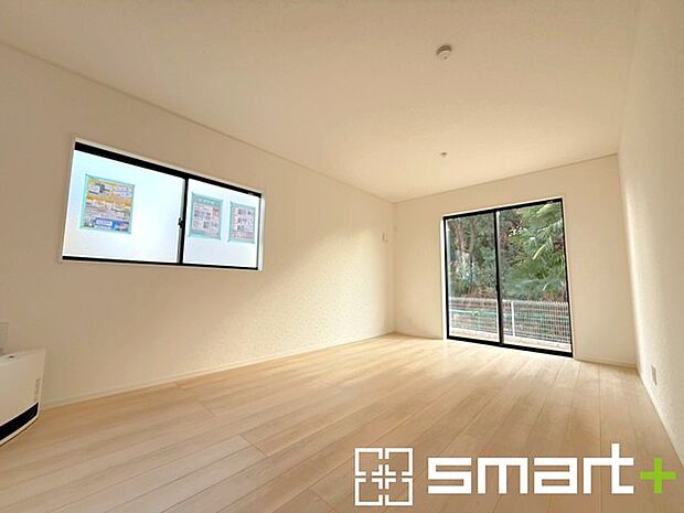 〜穏やかな陽の入るＬＤＫ〜 ・大きな窓のあるＬＤＫは陽当りも良好で明るい空間となっております。 ・ご家族団らんなど過ごす時間の多いＬＤＫが明るいのは嬉しいポイントですね。