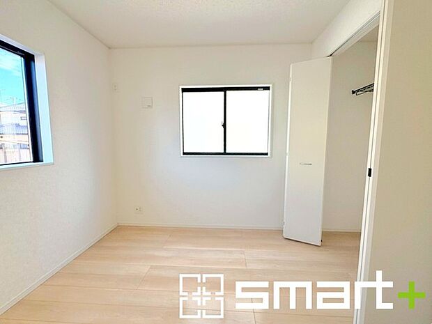 〜収納スペース付きの1階洋室〜 ・リビングと隣接していないので独立した居室としてご利用可能です。 ・収納付きで2面採光の明るい空間が広がります。