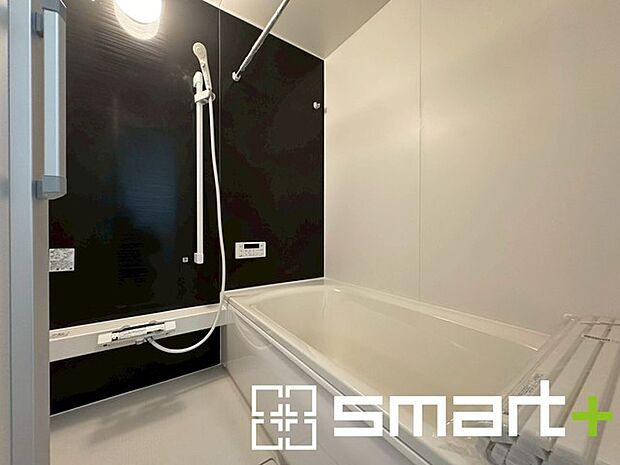 〜浴室乾燥機付きの浴室〜 ・浴室には乾燥機が付いているので雨の日でも洗濯物を干すことが可能です。 ・水はけの良い床材など機能面も充実。マイクロバルなどオプションもご相談くださいませ。 