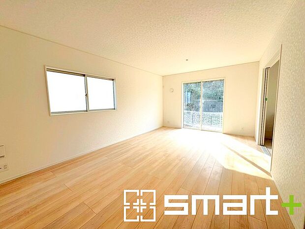 〜穏やかな陽の入るＬＤＫ〜 ・大きな窓のあるＬＤＫは陽当りも良好で明るい空間となっております。 ・ご家族団らんなど過ごす時間の多いＬＤＫが明るいのは嬉しいポイントですね。