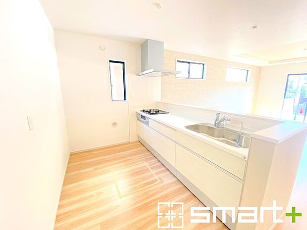 ~使い勝手の良いシステムキッチン~ ・料理がしやすい設計のキッチンでお料理もはかどりますね。 ・もちろんキッチン下部は収納になっておりますので、フライパンなども収納可能です。