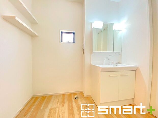 ~シャワー付き洗面台を採用~ ・洗面台の蛇口がホースで伸びシャワーとしてご利用可能。 ・朝の寝ぐせ直しなどにシャワーを使いたい時、洗面台の掃除をする際にも便利にお使いいただけますよ。